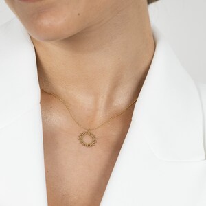 Collier soleil doré en acier inoxydable plaqué or 18K, résistant à l'eau, réalisé avec une chaine fine discrète et élégante image 3