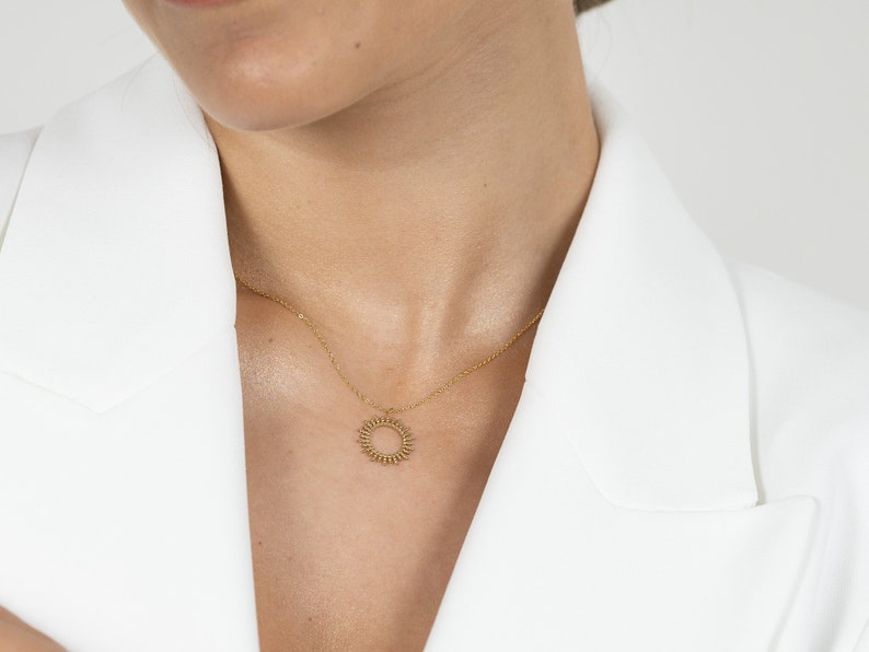 Collier soleil doré en acier inoxydable plaqué or 18K, résistant à l'eau, réalisé avec une chaine fine discrète et élégante image 3