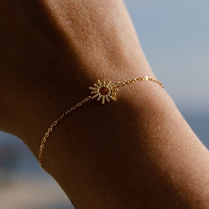 Delicate little sun bracelet in 18K gold stainless steel, minimalist bracelet, accumulation bracelet, gold bracelet