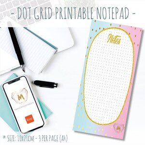 Puede incluir: Un bloc de notas imprimible con cuadrícula de puntos con un degradado azul y rosa. El bloc de notas tiene un borde dorado brillante y la palabra "Notes" en dorado. El bloc de notas mide 10x21cm y tiene 3 páginas por tamaño A4. También se ve un smartphone con el logotipo de Etsy.
