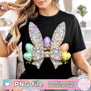 Puede incluir: Camiseta negra con un diseño de conejito de Pascua enjoyado con huevos de colores pastel y un lazo. El diseño incluye el texto "PNG file" y "Transparent Background".