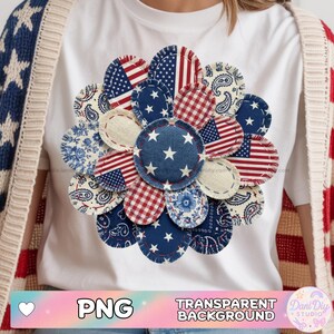 Puede incluir: Camiseta blanca con un gran diseño de flores aplicado. Los pétalos de la flor están hechos de varias telas patrióticas, incluyendo la bandera americana, estampados de cachemira y cuadros. El centro de la flor tiene estrellas blancas sobre un fondo azul. Las palabras "PNG" y "TRANSPARENT BACKGROUND" están en la parte inferior.