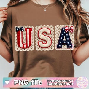 Puede incluir: Una camiseta marrón con la palabra "USA" en un diseño patriótico. Las letras son rojas, blancas y azules, con un borde de encaje y lazos. La camiseta también tiene el texto "PNG file" y "Transparent Background".