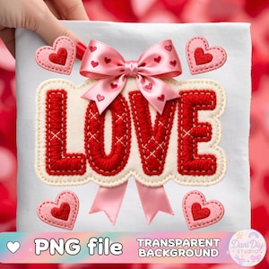 Puede incluir: Una tela cuadrada blanca con la palabra "LOVE" en letras rojas bordadas. Un lazo rosa con detalles de corazón se encuentra encima de la palabra, y corazones rosas rodean el texto. También se ven las palabras "PNG file" y "TRANSPARENT BACKGROUND".