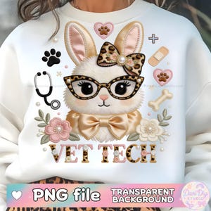 Puede incluir: Sudadera blanca con un conejito de dibujos animados con gafas y un lazo, con el texto "VET TECH". El diseño incluye elementos de temática médica como un estetoscopio, huellas de patas y un hueso. El diseño es un archivo PNG con fondo transparente.