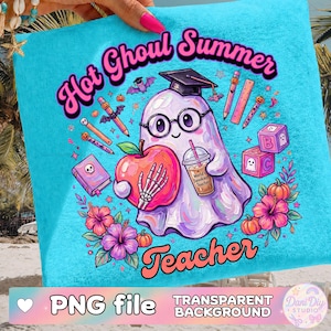 Puede incluir: Una camiseta azul claro con un diseño de un fantasma con gafas y birrete, sosteniendo una manzana con una mano de esqueleto. El texto dice "Hot Ghoul Summer Teacher."