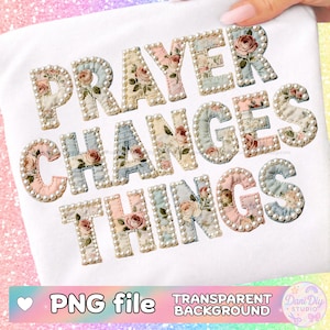 Puede incluir: Camiseta blanca con la frase "PRAYER CHANGES THINGS" en letras de patchwork. Cada letra está decorada con patrones florales y bordeada con perlas de imitación. La parte inferior de la imagen incluye el texto "PNG file" y "TRANSPARENT BACKGROUND".