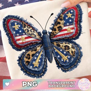 Puede incluir: Un diseño de mariposa patriótica con elementos de mezclilla, rojo, blanco y azul. Las alas presentan estrellas y rayas, con detalles de estrellas doradas y estampado de leopardo. La imagen incluye el texto "PNG" y "TRANSPARENT BACKGROUND".