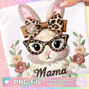 Puede incluir: Diseño bordado con un conejito que lleva gafas y un lazo con estampado de leopardo. El conejito tiene la nariz rosa y está rodeado de bordados florales. La palabra "Mama" está escrita debajo. La imagen también incluye el texto "PNG file" y "Transparent Background".