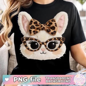 Puede incluir: Camiseta negra con un diseño de cara de conejo blanco. El conejo tiene un lazo y gafas con estampado de leopardo. Las orejas son rosas por dentro y tiene una pequeña nariz rosa. El texto "PNG file TRANSPARENT BACKGROUND" está en la parte inferior.