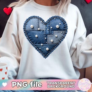 Puede incluir: Una sudadera blanca con un diseño de corazón grande hecho de parches de mezclilla. El corazón está adornado con perlas de imitación y bordes cosidos. El texto "PNG file" y "TRANSPARENT BACKGROUND" está impreso.