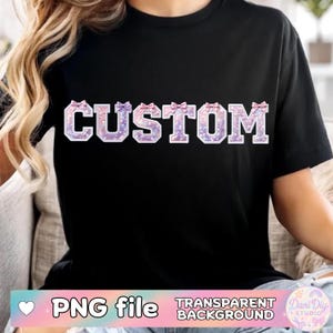 Könnte beinhalten: Schwarzes T-Shirt mit dem Wort "CUSTOM" in einem glitzernden, hellvioletten Schriftzug mit rosa Schleifen über jedem Buchstaben. Das Shirt hat auch den Text "PNG file" und "TRANSPARENT BACKGROUND" in einem rosa-weißen Banner.