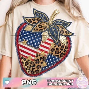Puede incluir: Camiseta color crema con un gran diseño de fresa. La fresa es un patchwork de bandera americana, estampado de leopardo y telas vaqueras, con estrellas doradas y detalles de hojas. El texto "PNG" y "TRANSPARENT BACKGROUND" son visibles.