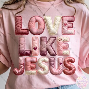 Puede incluir: Camiseta rosa con la frase "LOVE LIKE JESUS" en un estilo acolchado y patchwork. Las letras son en tonos rosas, con detalles de corazones. La camiseta tiene cuello redondo y mangas cortas.