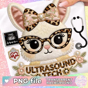Puede incluir: Un diseño bordado con un conejito con gafas y lazo con estampado de leopardo, con el texto "ULTRASOUND TECH". Incluye un estetoscopio, una imagen de ultrasonido y un monitor cardíaco. El diseño está etiquetado como un archivo PNG con fondo transparente.
