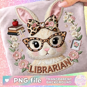 Puede incluir: Diseño bordado con un conejito con gafas y pajarita con estampado de leopardo, rodeado de flores y libros. La palabra "Librarian" está bordada debajo. La imagen también incluye el texto "PNG file" y "Transparent Background".