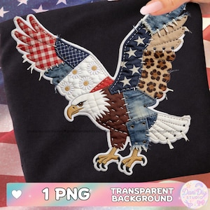Puede incluir: Un gráfico negro con un diseño de águila de patchwork. Las alas del águila incorporan cuadros rojos, mezclilla azul, patrones de margaritas blancas y un estampado de leopardo. El diseño incluye el texto "1 PNG" y "TRANSPARENT BACKGROUND".