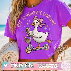 Puede incluir: Una camiseta morada con la frase "OFF TO REGULATE EMOTIONS" en letras doradas. La camiseta presenta un ganso de dibujos animados montado en un scooter y sosteniendo una taza de café. También incluye el texto "PNG file" y "TRANSPARENT BACKGROUND".