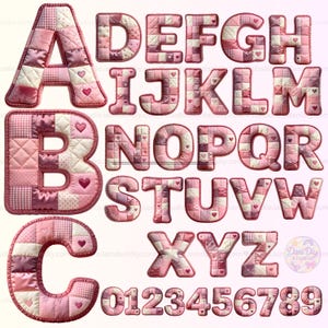 Puede incluir: Un conjunto completo de alfabeto y números en un diseño de patchwork acolchado. Cada letra y número está en tonos de rosa, con acentos de corazón. Las letras y los números están delineados en un rosa más oscuro.