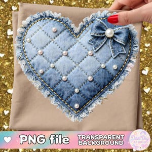 Puede incluir: Un parche en forma de corazón de mezclilla con un diseño acolchado, adornado con perlas de imitación y un lazo de mezclilla. Los bordes están deshilachados y delineados con costuras doradas. Las palabras "PNG file" y "Transparent Background" son visibles.