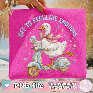 Puede incluir: Textil cuadrado rosa intenso con la frase bordada "OFF TO REGULATE EMOTIONS". Presenta un ganso de dibujos animados montado en una scooter azul claro, sosteniendo una taza de café. El diseño incluye un lazo rosa, detalles dorados y florales.