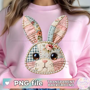 Puede incluir: Una sudadera rosa con un diseño de conejo de patchwork. El conejo tiene patrones florales y de cuadros, detalles de perlas y ojos grandes. El texto "PNG file TRANSPARENT BACKGROUND" está en la parte inferior de la imagen.