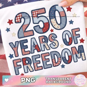 Puede incluir: Camiseta blanca con un diseño patriótico que celebra "250 YEARS OF FREEDOM". El texto está compuesto por números y letras de estilo patchwork en patrones rojos, blancos y azules. Estrellas de varios colores rodean el texto. La imagen incluye el texto "PNG" y "TRANSPARENT BACKGROUND."