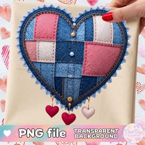 Puede incluir: Un parche en forma de corazón con un diseño de patchwork de mezclilla, rosa y crema. El corazón está delineado con un borde festoneado azul y adornado con pequeñas cuentas doradas y dijes colgantes de corazón. El texto "PNG file" y "TRANSPARENT BACKGROUND" son visibles.