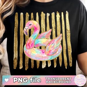 Puede incluir: Camiseta negra con un flotador de flamenco de acuarela en tonos rosa, azul, amarillo y verde. Rayas verticales doradas detrás del flamenco. Las palabras "PNG file" y "TRANSPARENT BACKGROUND" están en la parte inferior.