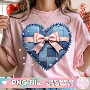 Puede incluir: Camiseta rosa con un diseño de corazón de mezclilla, un lazo rosa y detalles de perlas. El corazón está hecho de mezclilla patchwork. La camiseta tiene las palabras "PNG file" y "Transparent Background".