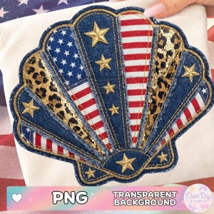 Puede incluir: Un diseño de concha de mezclilla con secciones de la bandera estadounidense, estampado de leopardo y estrellas doradas. El diseño incluye el texto "PNG" y "TRANSPARENT BACKGROUND".
