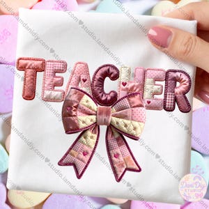 Puede incluir: Un cuadrado de tela blanca con la palabra "TEACHER" aplicada en letras de patchwork rosas y burdeos. Debajo de la palabra hay un gran lazo con un centro de terciopelo y detalles de patchwork. Pequeños acentos de corazón adornan las letras.