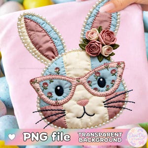 Può includere: Un viso di coniglio in tessuto rosa con occhiali, ornato di perle e rose. Le orecchie del coniglio sono rosa e blu, e gli occhiali hanno un motivo floreale. L'immagine include il testo "PNG file" e "Transparent Background".
