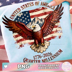 Könnte beinhalten: Hellblaues T-Shirt mit patriotischem Design. Das Design zeigt einen Weißkopfseeadler mit ausgebreiteten Flügeln, die amerikanische Flagge und den Text "UNITED STATES OF AMERICA" und "1776-2026 QUARTER MILLENNIUM".