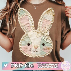 Puede incluir: Camiseta marrón con un diseño de conejo de patchwork. El conejo está hecho de secciones de tela rosa, verde y crema, con detalles de perlas. El texto "PNG file" y "Transparent Background" está en la parte inferior de la imagen.