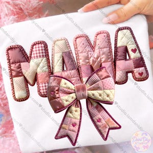 Puede incluir: Un diseño de patchwork que deletrea "MAMA" en tonos rosa y burdeos, con un lazo a juego. Las letras presentan varios patrones, incluyendo cuadros vichy y lunares, y están delineadas con una puntada decorativa. Pequeños acentos de corazón añaden un toque de encanto.