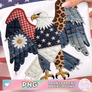 Könnte beinhalten: Ein patriotisches Adlerdesign mit Patchwork aus Jeansstoff, Vichy-Karo und Leopardenmuster. Der Körper des Adlers zeigt ein sternenbesetztes Muster mit einer Gänseblümchen-Akzent. Der Text "PNG" und "TRANSPARENT BACKGROUND" ist enthalten.
