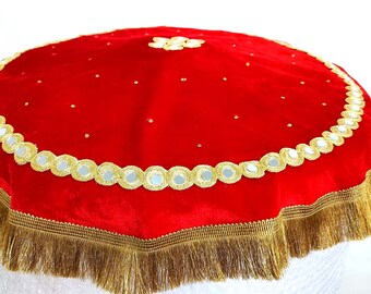Indian Round RED Velvet Thaalposh,Puja aasan para God Mandir/Prasad Thali Cover para Diwali, Navratri,karwa chauth y varios rituales de Pooja