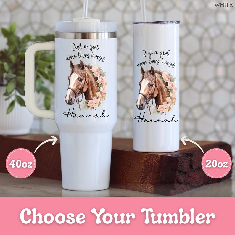 K&ouml;nnte beinhalten: Zwei wei&szlig;e Trinkbecher, ein 40oz-Modell mit Henkel und ein 20oz-Modell, beide mit einer braunen Pferdeillustration, rosa Blumenakzenten und dem Text "Just a girl who loves horses" sowie dem Namen "Hannah" in schwarzer Schreibschrift.