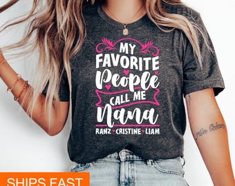 Può includere: Maglietta in grigio melange scuro con il testo "My Favorite People Call Me Nana" in bianco con cuori rosa. I nomi "Ranz, Cristine, Liam" sono stampati in bianco sotto.