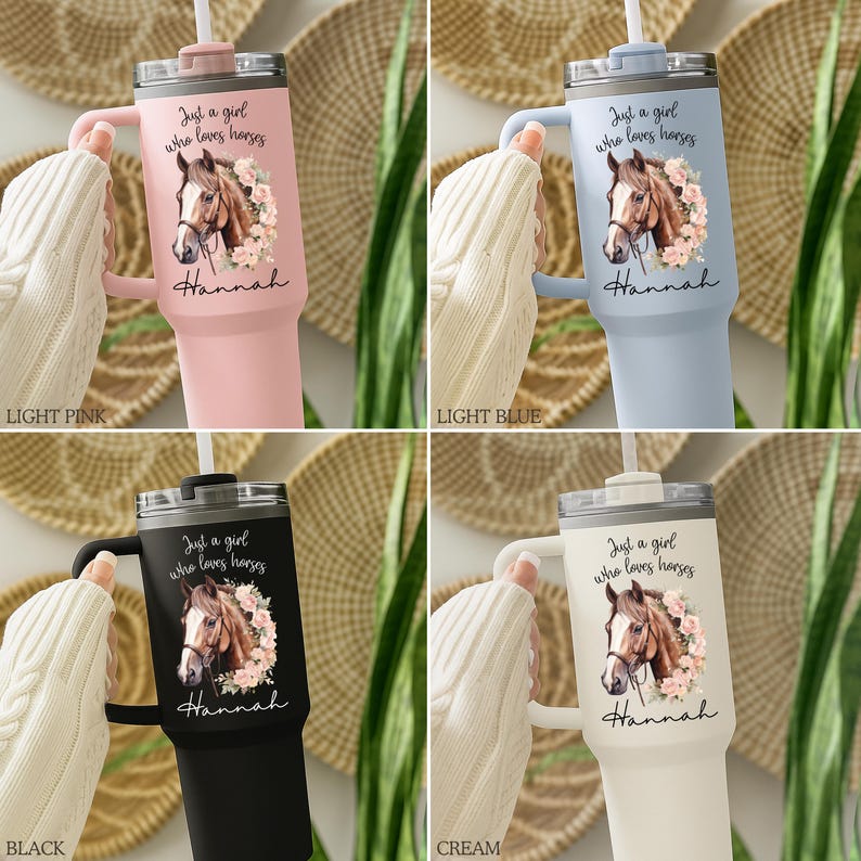 K&ouml;nnte beinhalten: Vier isolierte Becher mit Henkel und Trinkhalm in den Farben Hellrosa, Hellblau, Schwarz und Creme. Jeder Becher zeigt eine Pferdeillustration, rosa Blumenakzente sowie den Schriftzug "Just a girl who loves horses" und den Namen "Hannah".