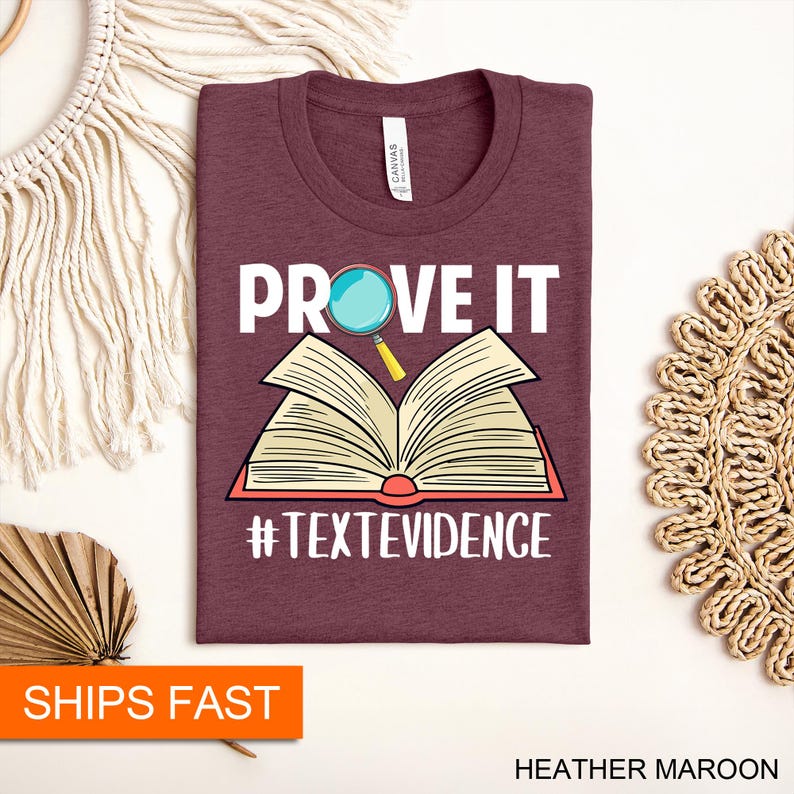 Puede incluir: Una camiseta color marr&oacute;n con el texto "PROVE IT" en letras blancas. Una lupa est&aacute; sobre la palabra "PROVE". Un libro abierto est&aacute; debajo del texto. El texto "#TEXTEVIDENCE" est&aacute; debajo del libro.