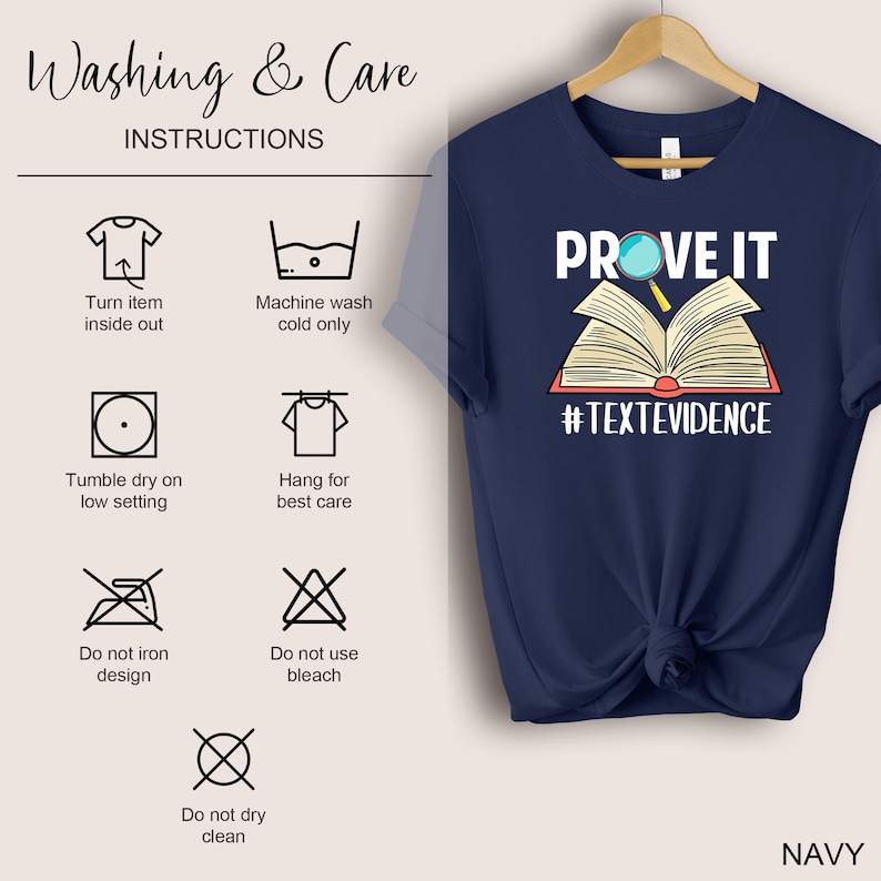 Puede incluir: Camiseta azul marino con un libro blanco y una lupa. El texto "PROVE IT" y "#TEXTEVIDENCE" est&aacute;n impresos en la camiseta. Las instrucciones de lavado se muestran en el lado izquierdo de la imagen.