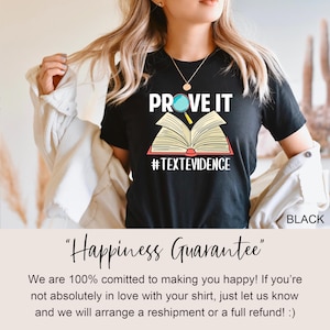 Puede incluir: Camiseta negra con un gr&aacute;fico blanco de un libro con una lupa sobre &eacute;l. El texto "PROVE IT" y "#TEXTEVIDENCE" est&aacute; en la camiseta.