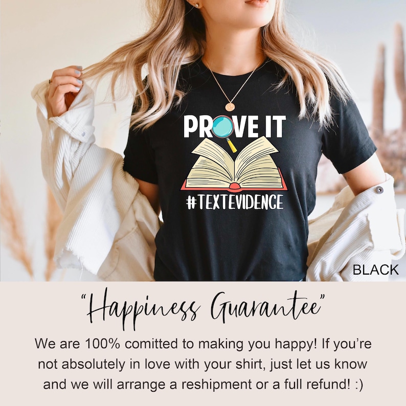 Puede incluir: Camiseta negra con un gr&aacute;fico blanco de un libro con una lupa sobre &eacute;l. El texto "PROVE IT" y "#TEXTEVIDENCE" est&aacute; en la camiseta.