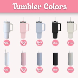 K&ouml;nnte beinhalten: Eine Sammlung von zehn Trinkbechern in zwei Reihen mit dem Text Tumbler Colors oben. Die obere Reihe zeigt f&uuml;nf Becher mit Henkel und Strohhalm in Wei&szlig;, Hellrosa, Hellblau, Schwarz und Creme. Die untere Reihe zeigt f&uuml;nf gerade Becher ohne Henkel in denselben Farben.