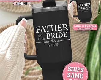 Può includere: Un bicchiere in acciaio inossidabile nero opaco con manico e coperchio trasparente. Il fronte presenta la scritta bianca FATHER OF THE BRIDE e la data 9.11.25, con una linea decorativa. Un inserto circolare mostra un bicchiere FATHER OF THE GROOM.