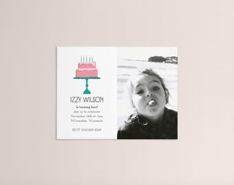 Plantilla de invitación de cumpleaños con pastel ilustrado: Foto, divertida y editable (Canva)