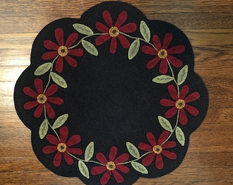 Wool Applique Kit: Daisy Table Mat pattern by Primitive Gatherings