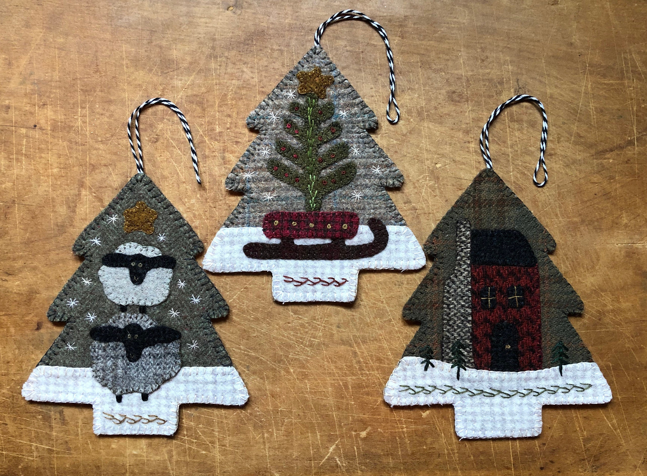 Christmas Ornament Kit DIY, Makes 5 Mini Trees Gold Accents, Felt  Embroidery Sewing Pattern 